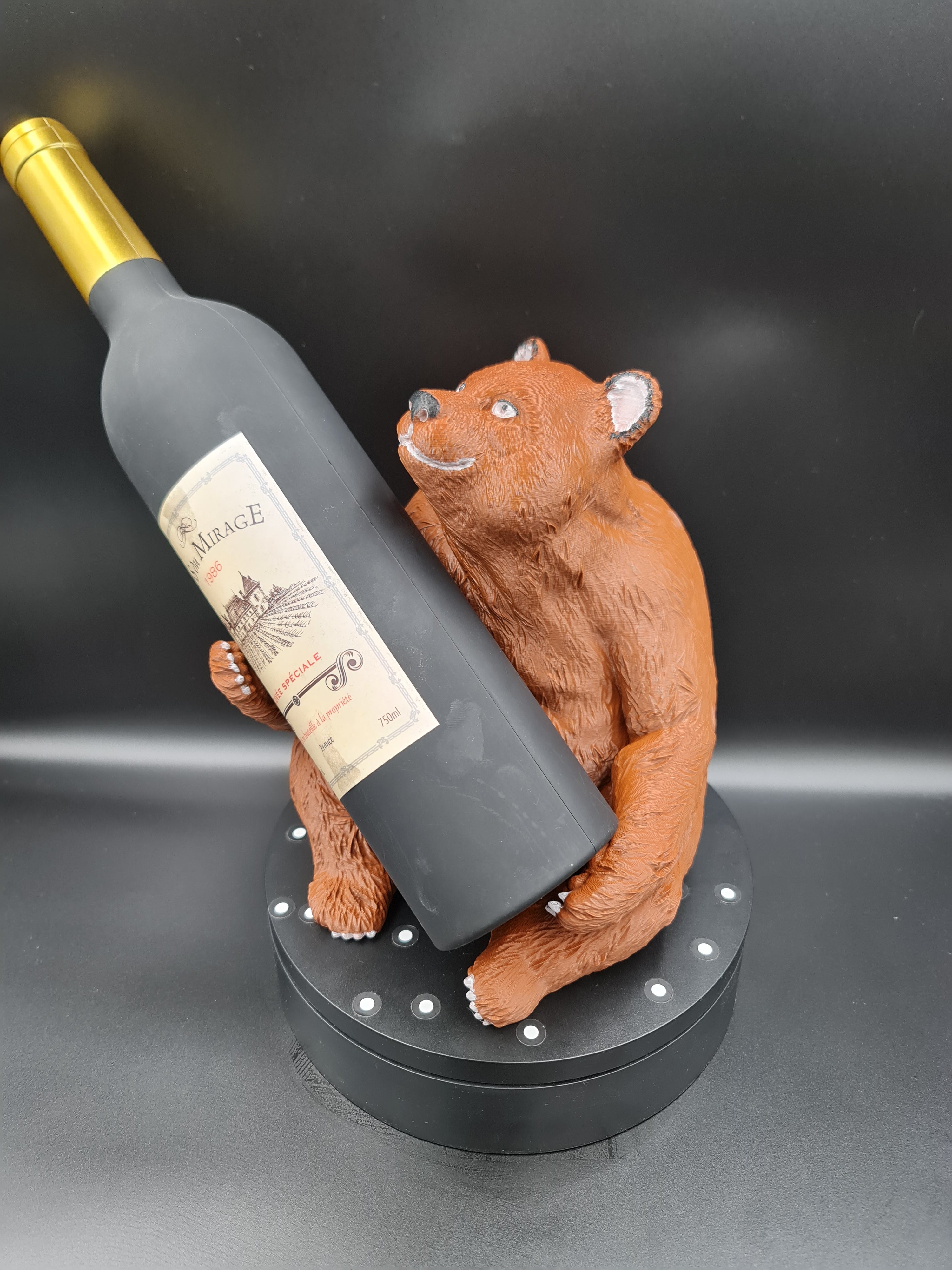 Държачът за бутилка вино „Мечка“