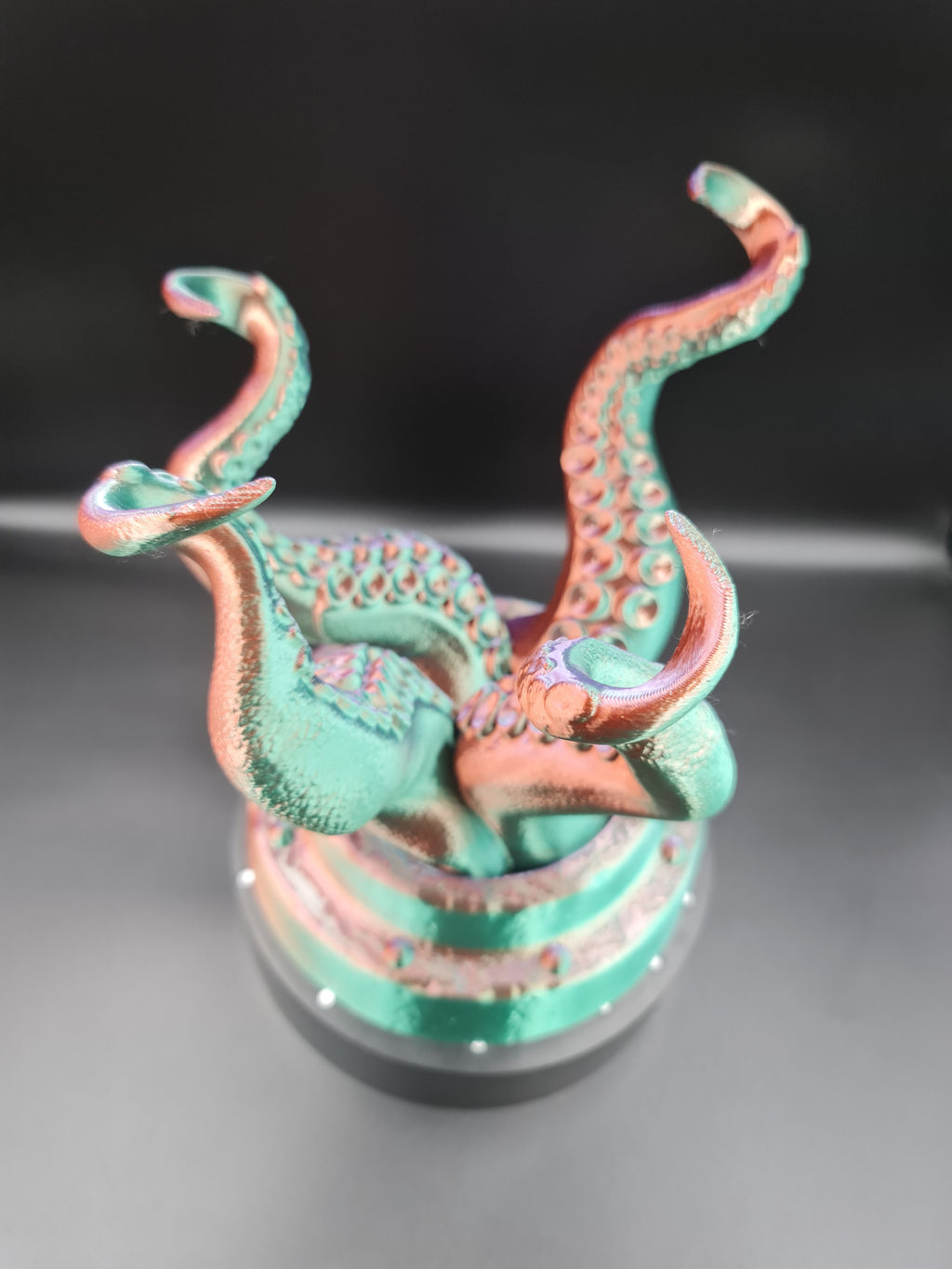 Поставка за чаши за вино с пипалата на октопод