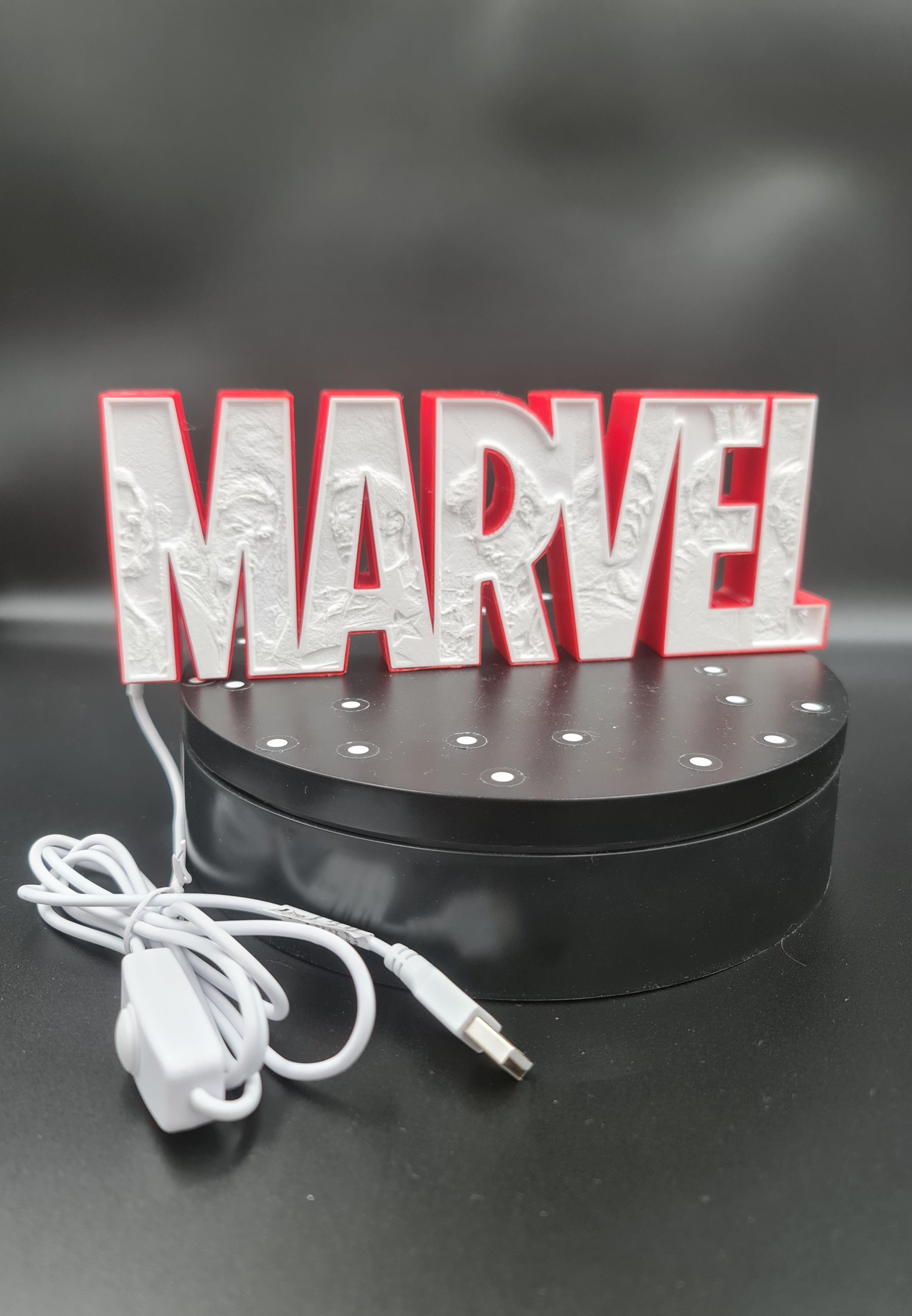 Лампа с лого на Marvel