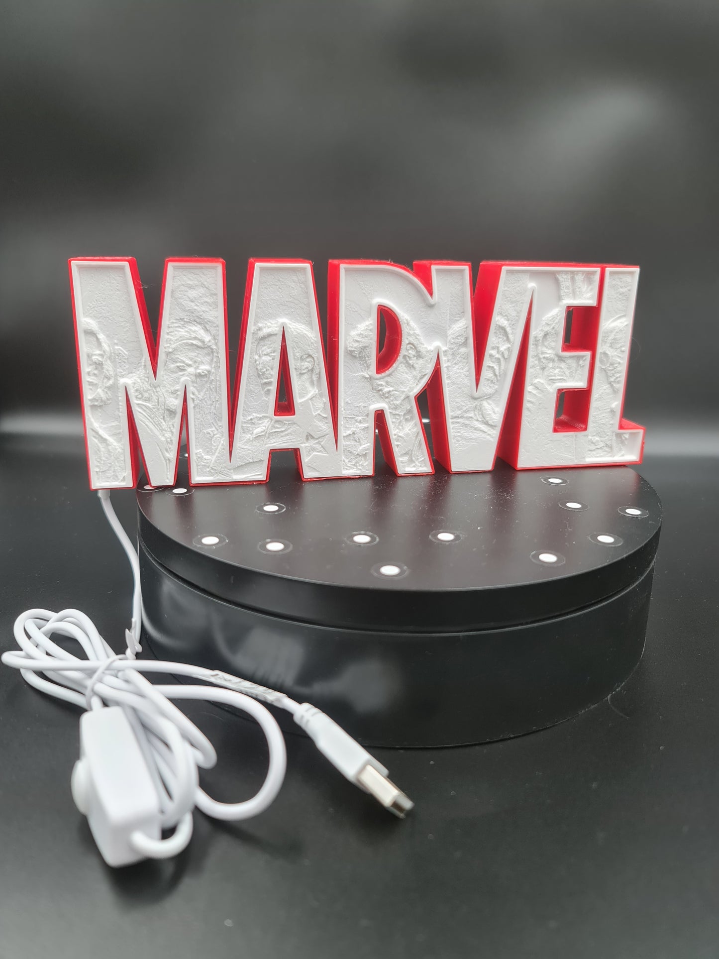 Лампа с лого на Marvel