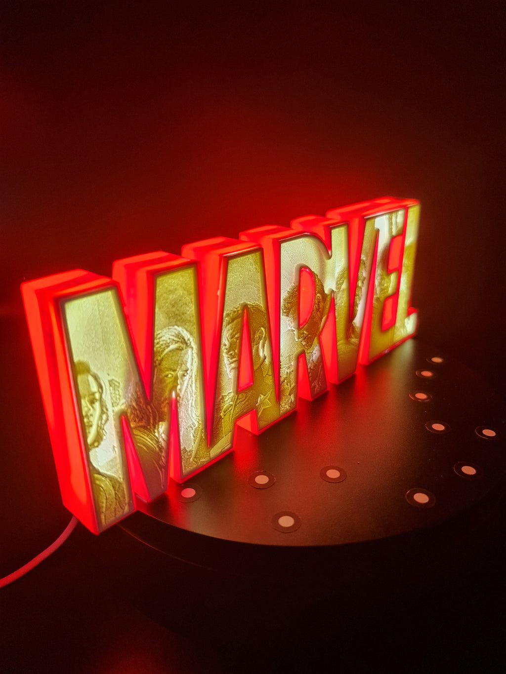 Лампа с лого на Marvel