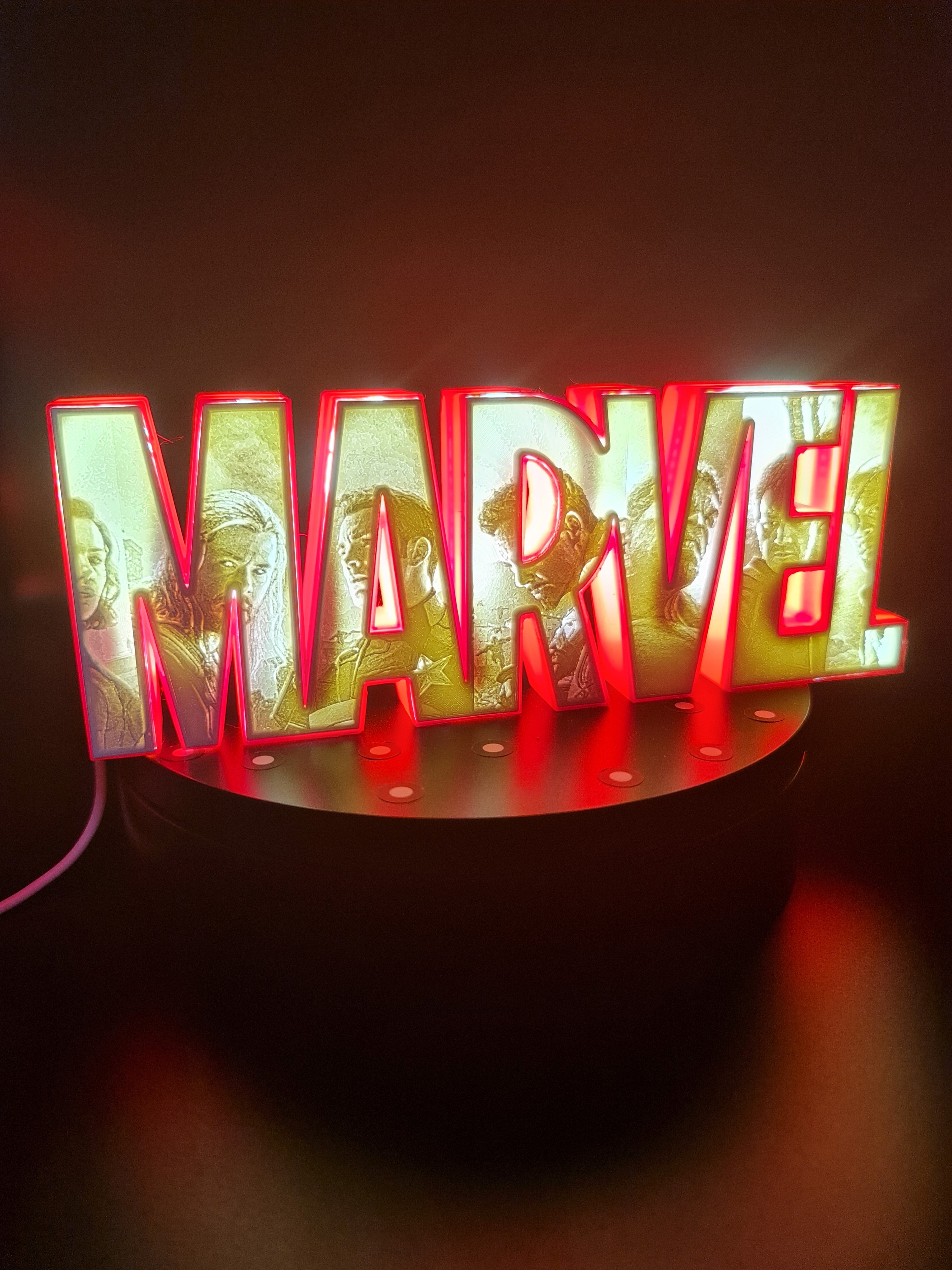 Лампа с лого на Marvel