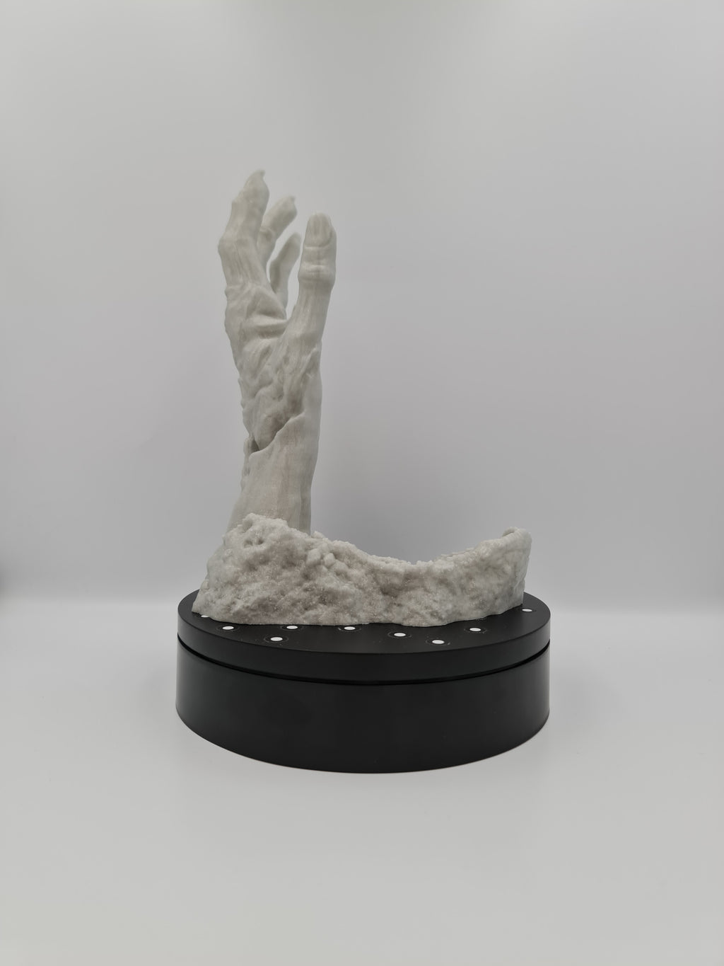 Държач за бутилка „Зомби ръка“