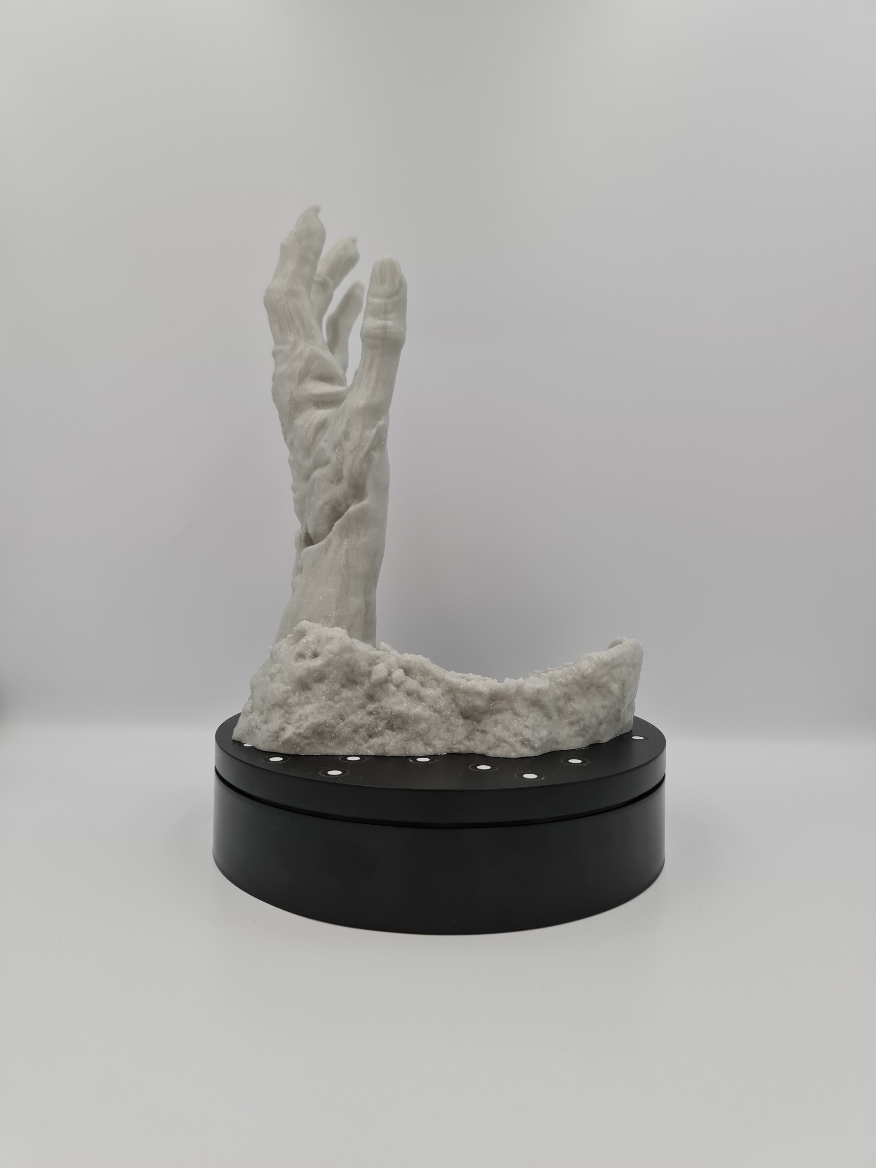 Държач за бутилка „Зомби ръка“