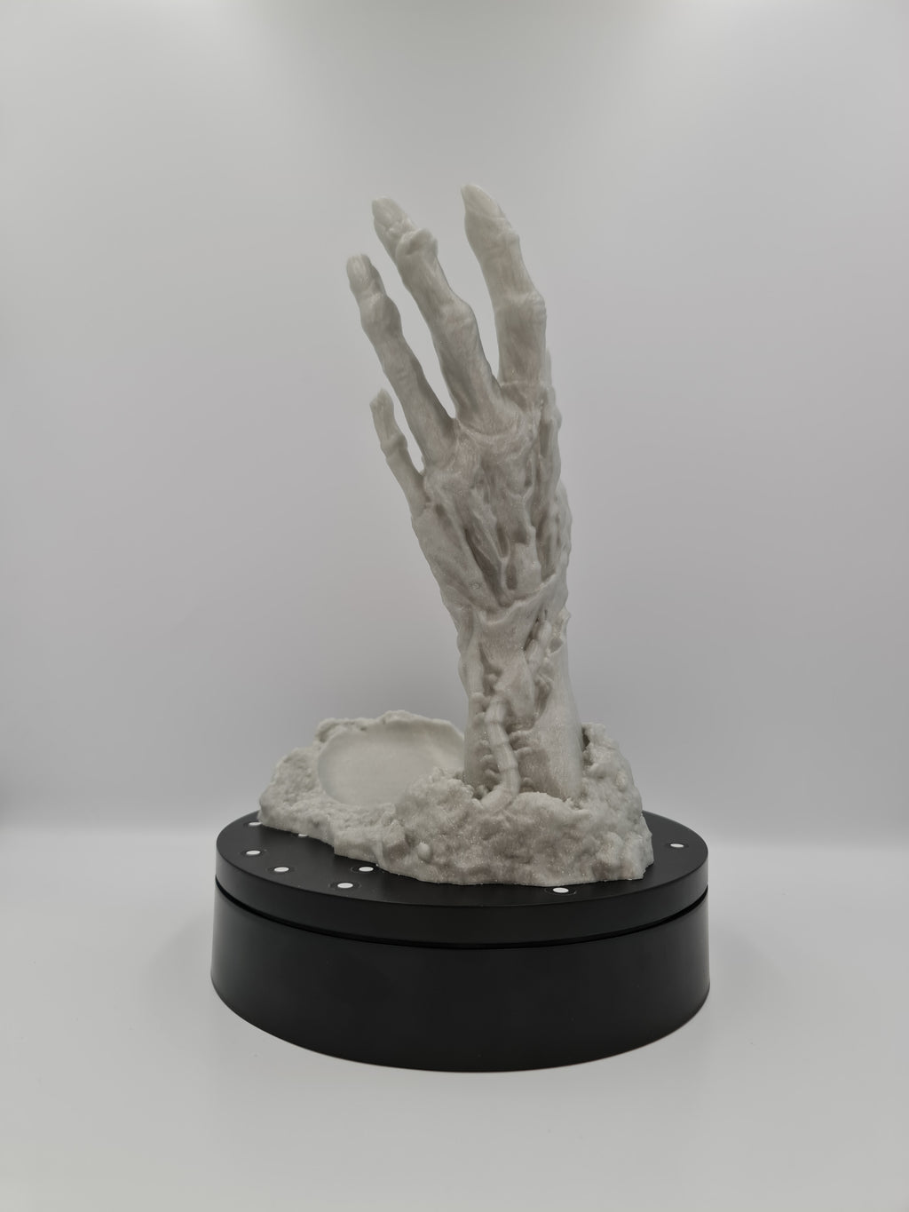 Държач за бутилка „Зомби ръка“