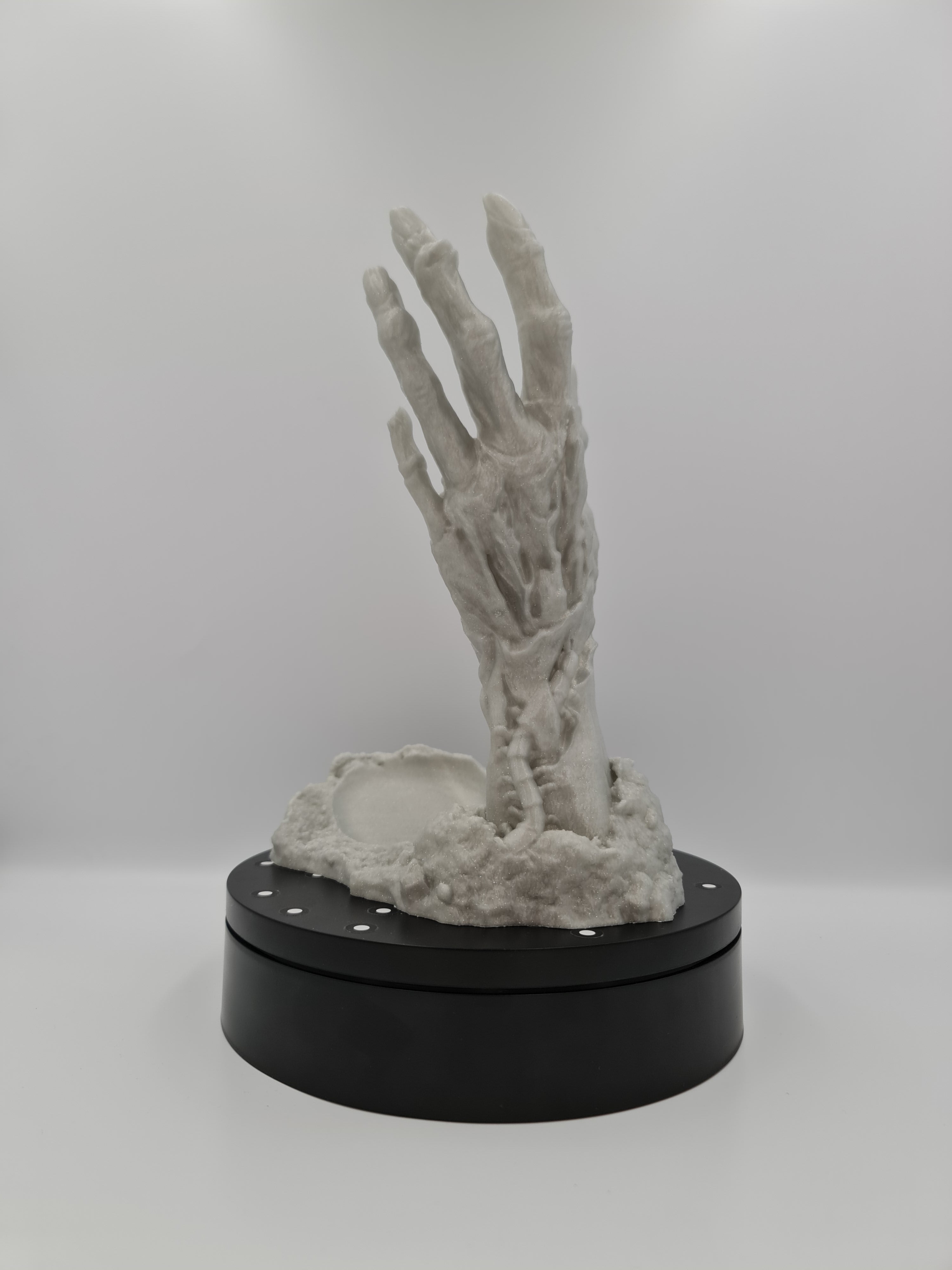 Държач за бутилка „Зомби ръка“