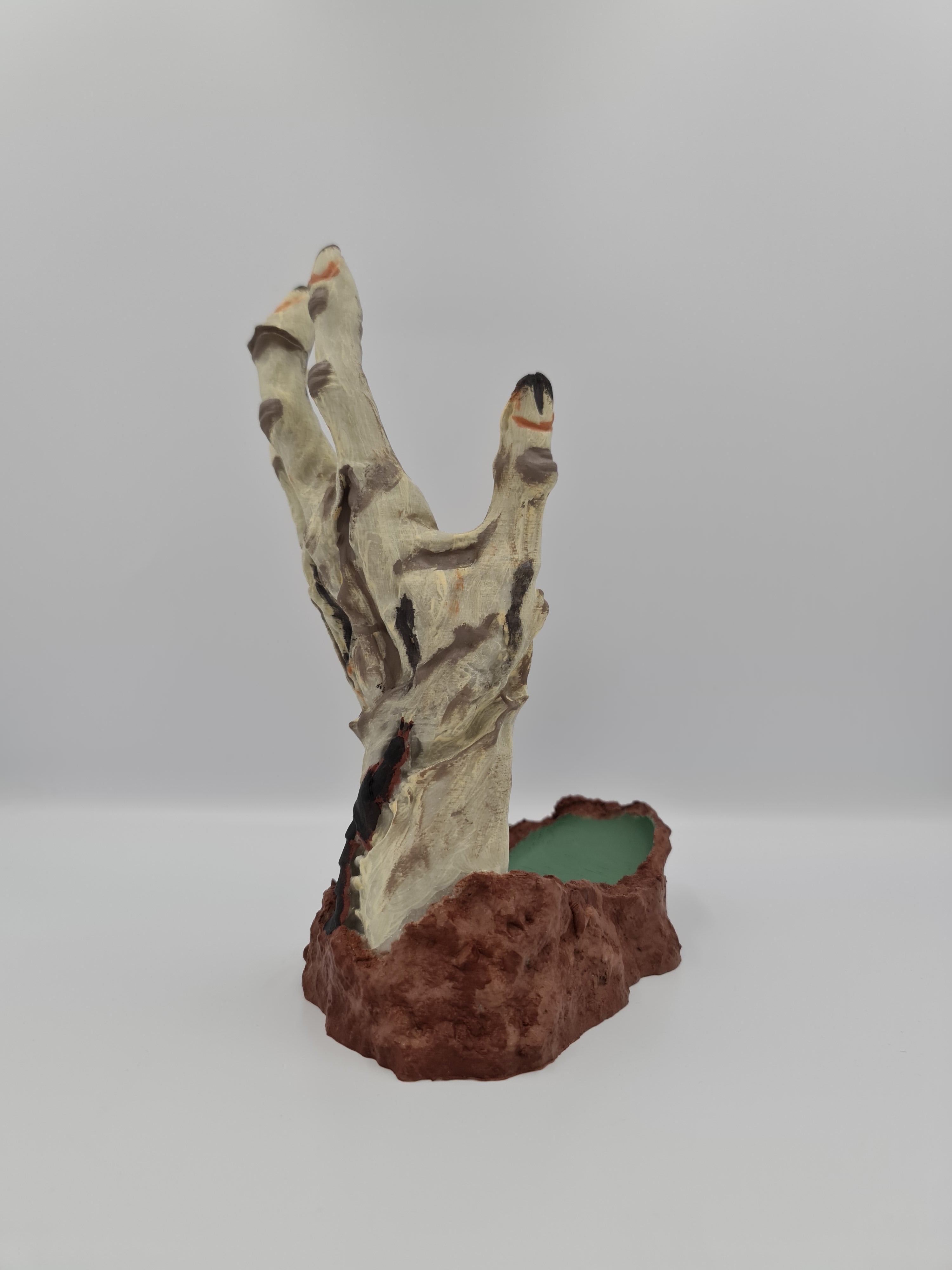 Държач за бутилка „Зомби ръка“