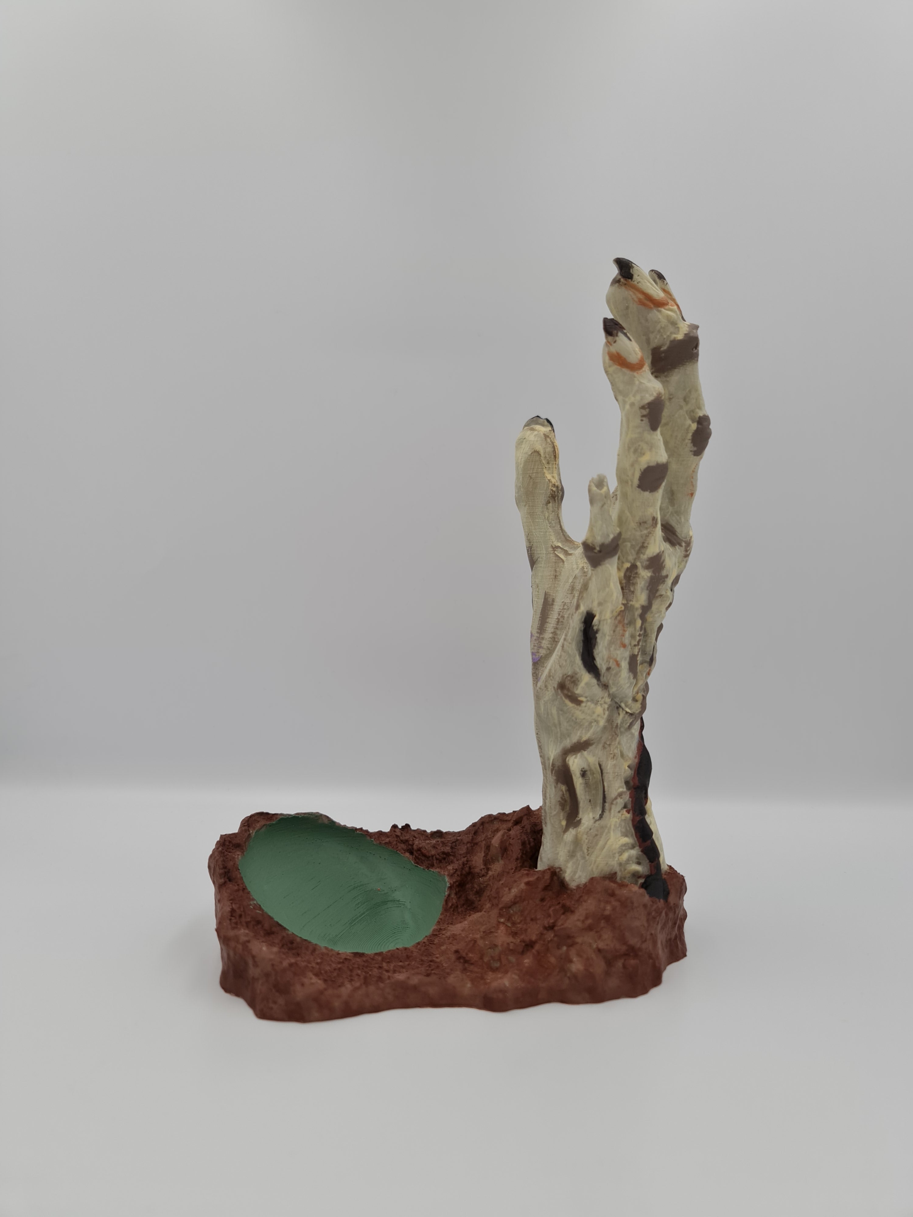 Държач за бутилка „Зомби ръка“