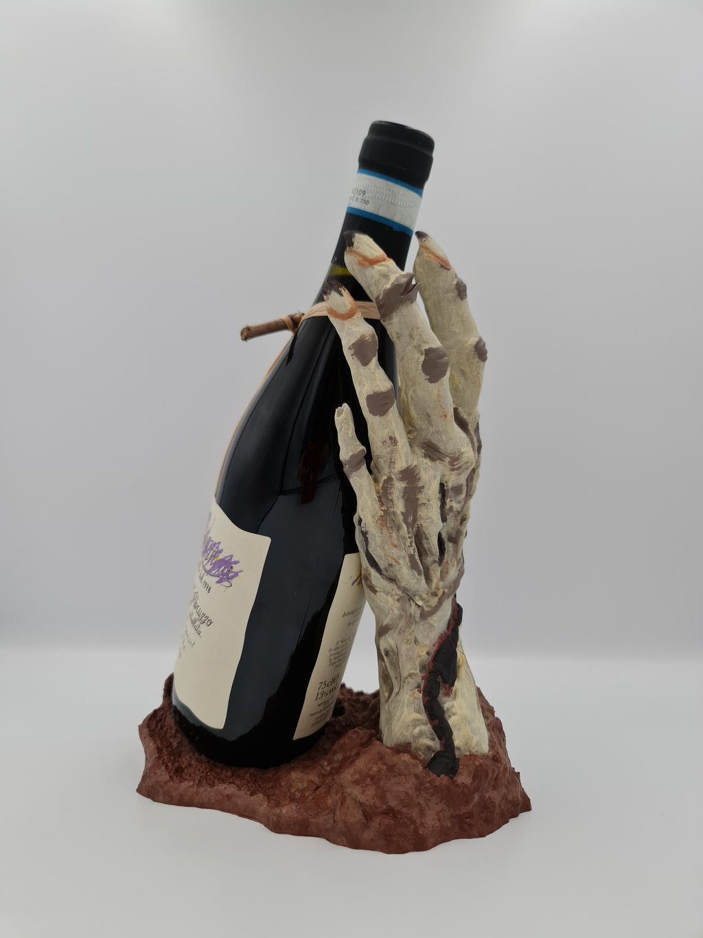 Държач за бутилка „Зомби ръка“