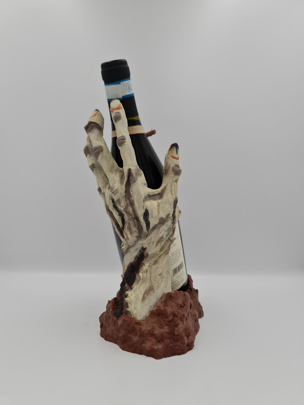 Държач за бутилка „Зомби ръка“